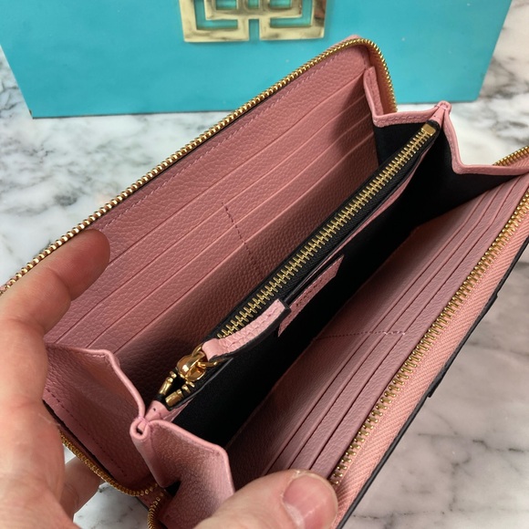 NWOT Authentic Versace V Grainy Calf Leather Soft Pink Zip Around Long Wallet - Picture 6 of 7